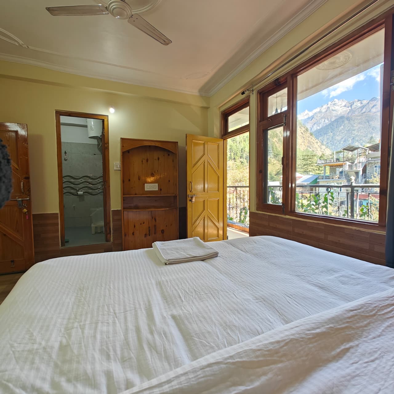 Double Room with Balcony View 3