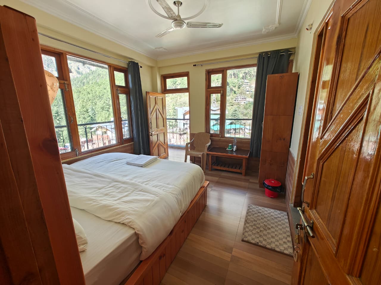 Double Room with Balcony View 4